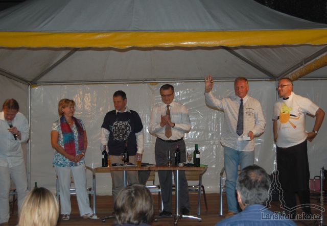 15-politici dostali darky od deti ze zs specialni.jpg